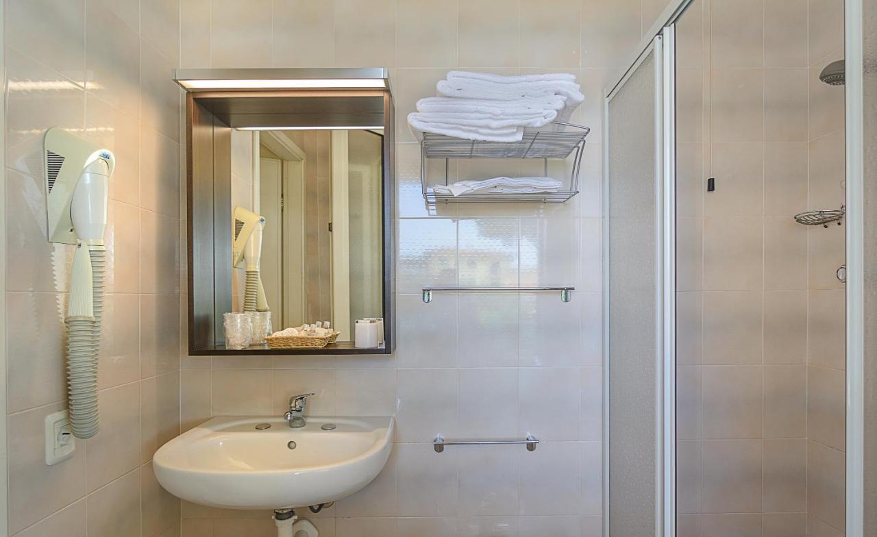 Hotel Apuana มารินา ดิ เปียตราซันตา ภายนอก รูปภาพ