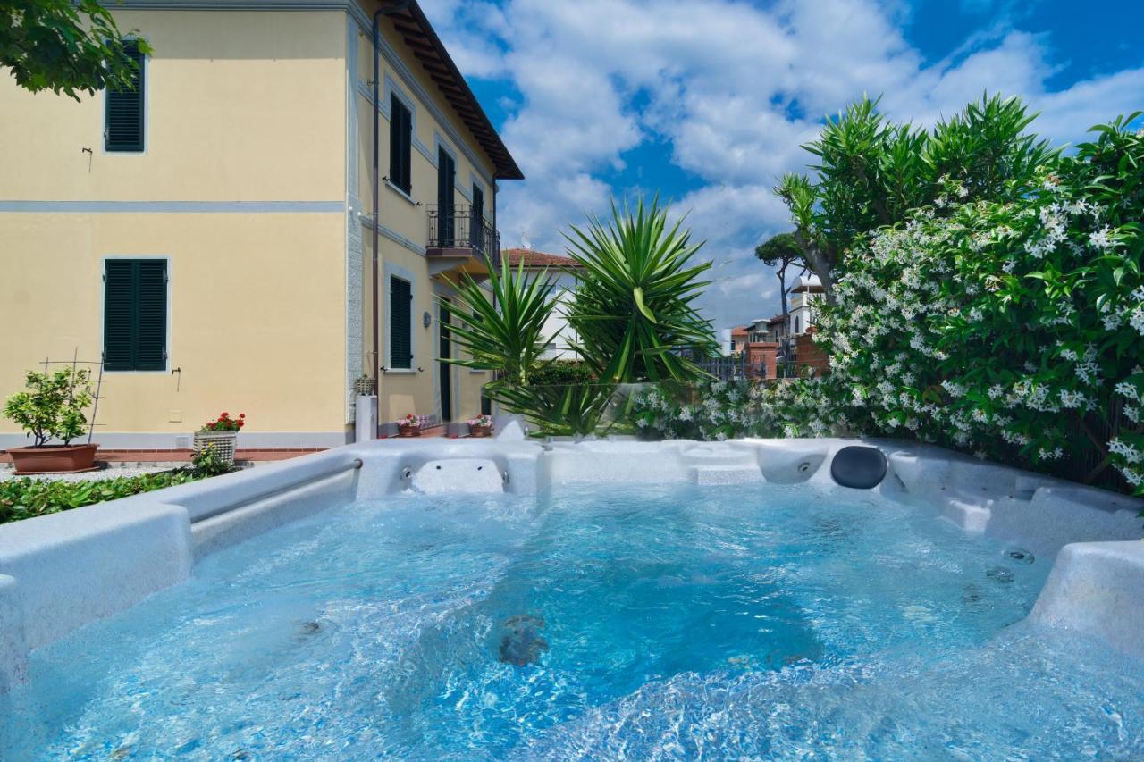 Hotel Apuana มารินา ดิ เปียตราซันตา ภายนอก รูปภาพ