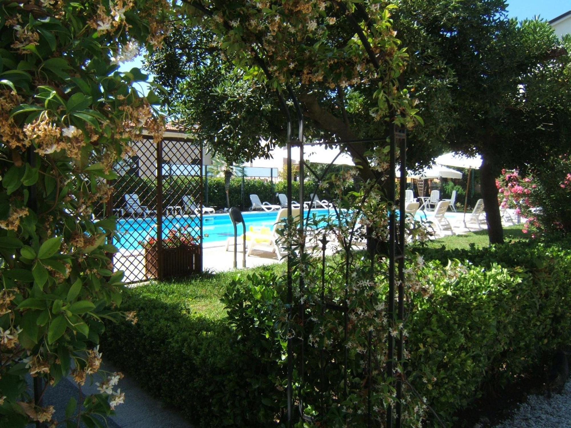 Hotel Apuana มารินา ดิ เปียตราซันตา ภายนอก รูปภาพ